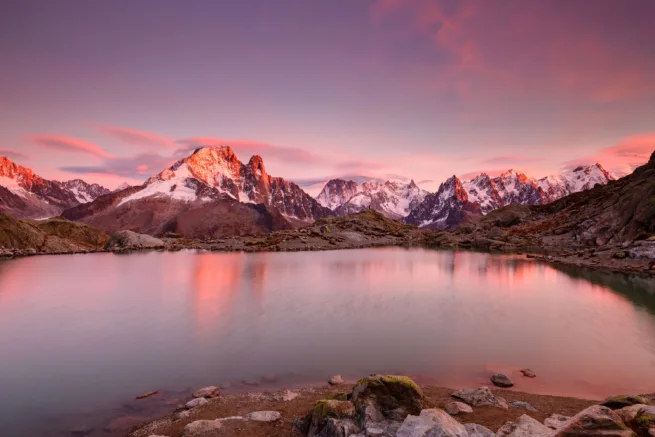 Ambiance de feu sur le massif du Mont-Blanc et sur le Lac Blanc.