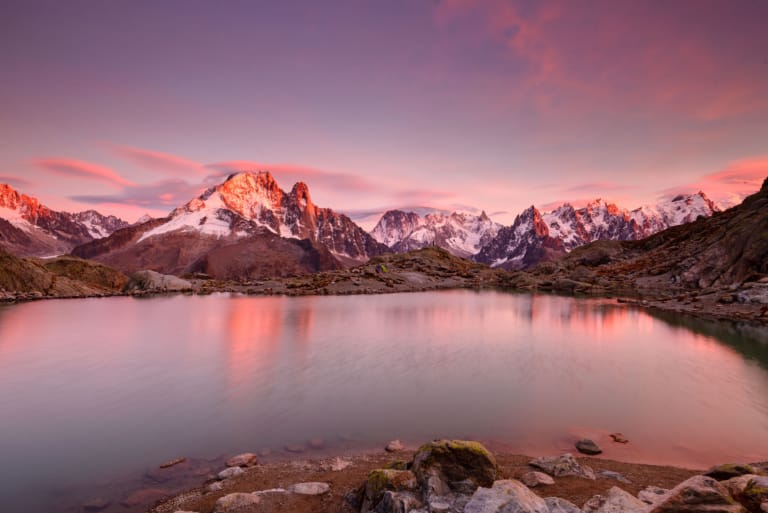 Ambiance de feu sur le massif du Mont-Blanc et sur le Lac Blanc.