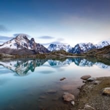 White reflect Les sommets mythiques de Chamonix se reflètent dans le Lac Blanc.