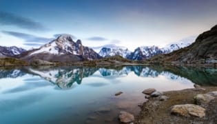 Les sommets mythiques de Chamonix se reflètent dans le Lac Blanc.
