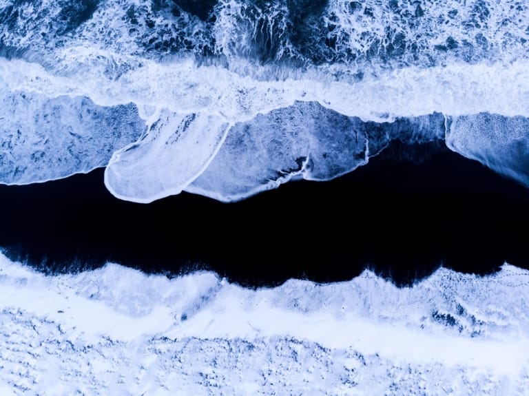 Neige, sable noir et océan