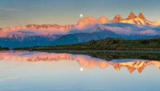 Un soir sur le lac Guichard Panorama des Aiguilles d'Arves et lac Guichard