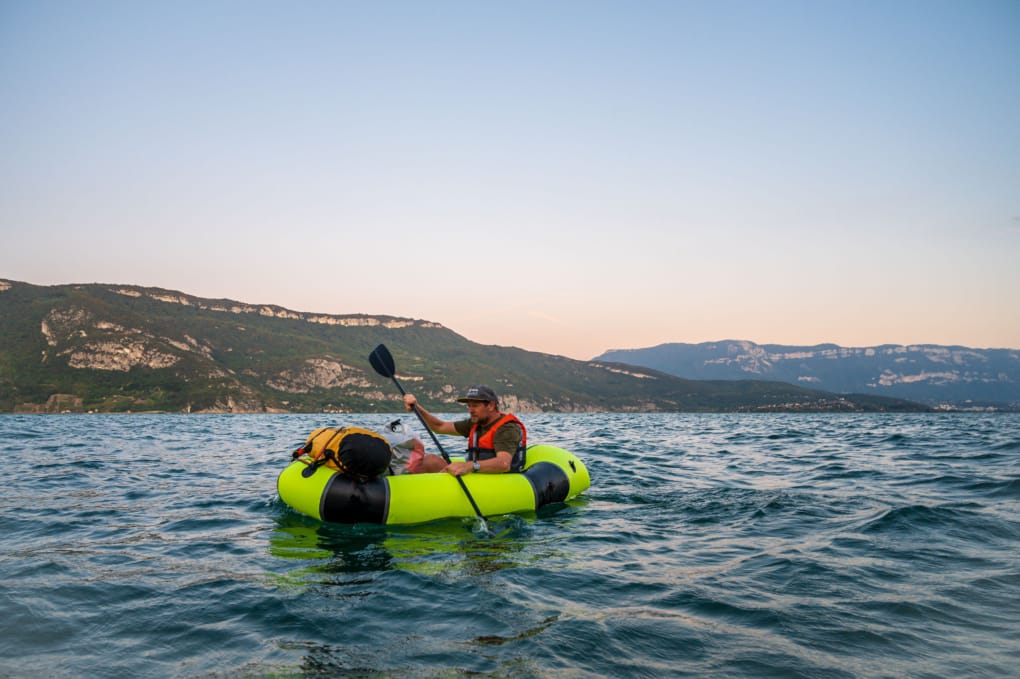 Bruno Berthet en packraft sur le lac du Bourget