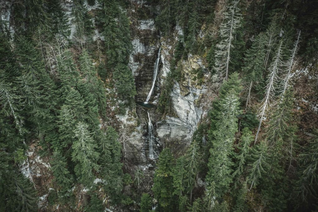 Vue drone de la cascade du Nant Burgeat à Manigod