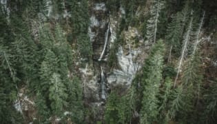 Double cascade Vue drone de la cascade du Nant Burgeat à Manigod