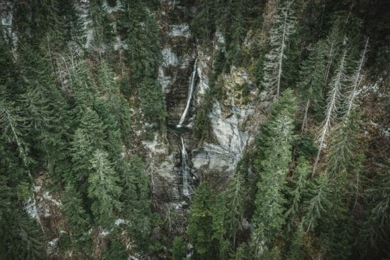 Vue drone de la cascade du Nant Burgeat à Manigod