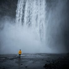 Face aux éléments cascade de Skogafoss en Islande