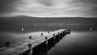 Un matin sur le lac d'Annecy ponton-lac-annecy-noir-et-blanc